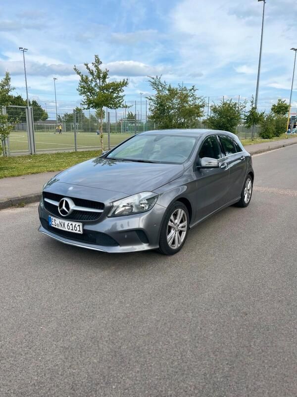 Grau Gebraucht 2016 Mercedes A180 Kleinwagen | 15.990 € (Fairer Preis) - Bild 1/4