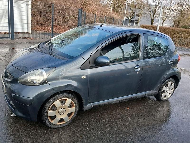 Gebraucht Toyota Aygo 68 PS (50 kW) 2005 Grau Kleinwagen