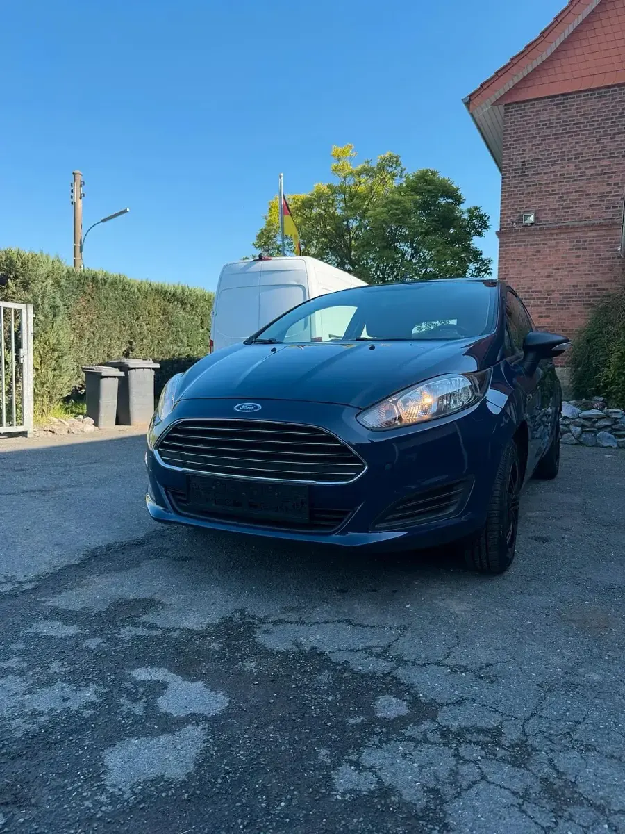 Gebraucht Ford Fiesta 60 PS (44 kW) 2015 Blau Kleinwagen