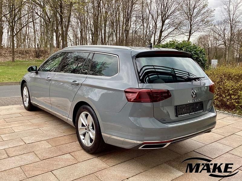Gebraucht VW Passat Elegance 190 PS (139 kW) 2023 Mondsteingrau Kombi