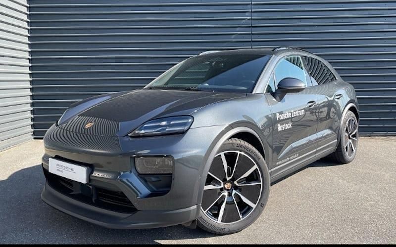 Grau Gebraucht 2025 Porsche Macan 4 Electric SUV | 86.750 € (Fairer Preis) - Bild 1/4