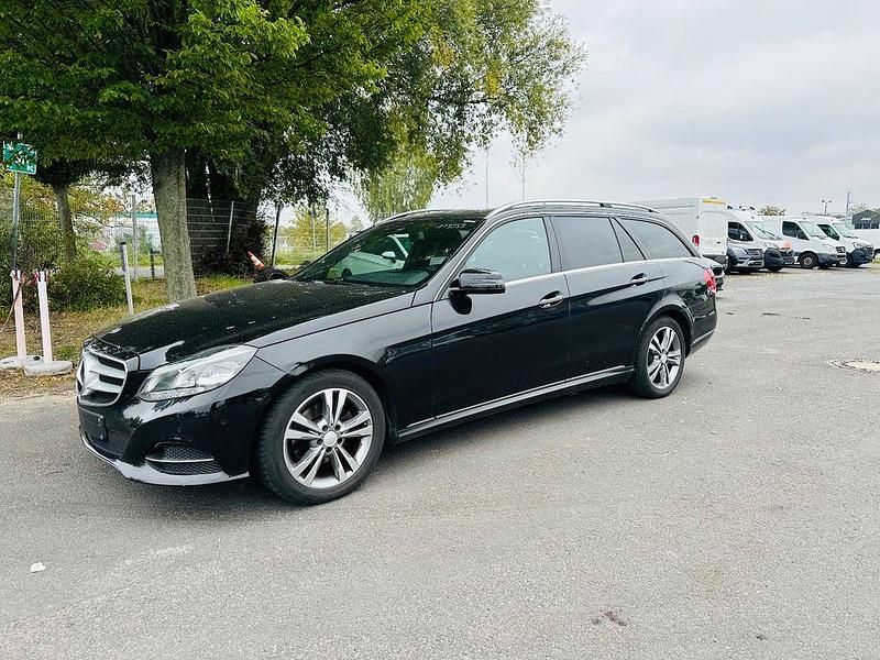Schwarz Gebraucht 2014 Mercedes E200 Kombi | 10.499 € (Guter Preis) - Bild 1/4