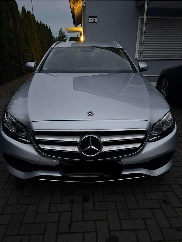 Silber Gebraucht 2017 Mercedes E220 Avantgarde Kombi | 24.900 € (Superpreis) - Bild 1/4