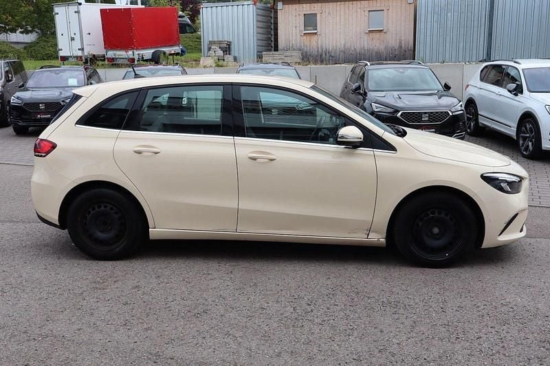 Gebraucht Mercedes B180 116 PS (85 kW) 2022 Gelb Van / Kleinbus
