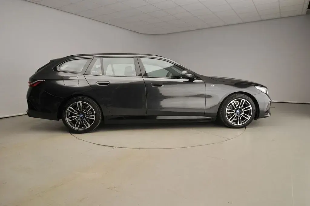 Gebraucht BMW 530e M Sport 299 PS (219 kW) 2024 Grau Kombi