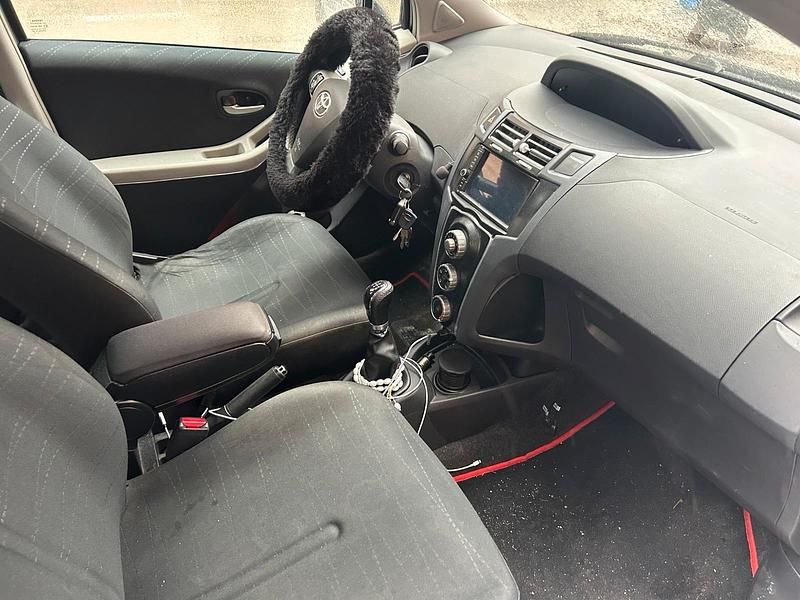 Gebraucht Toyota Yaris 69 PS (50 kW) 2008 Grau Kleinwagen