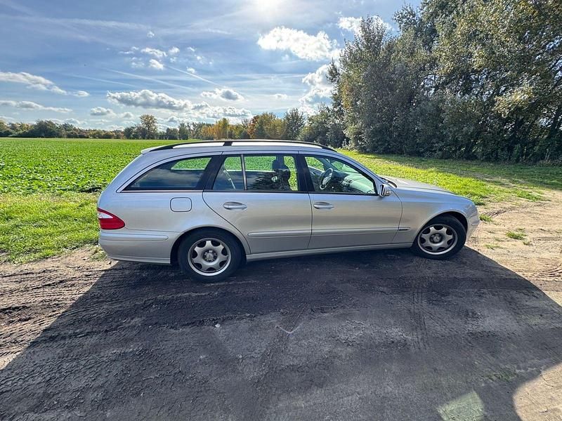 Grau Gebraucht 2005 Mercedes 220 Kombi | 2.500 € - Bild 1/4