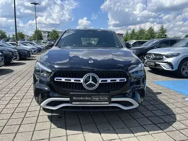 Gebraucht Mercedes GLA200 163 PS (119 kW) 2024 Schwarz SUV