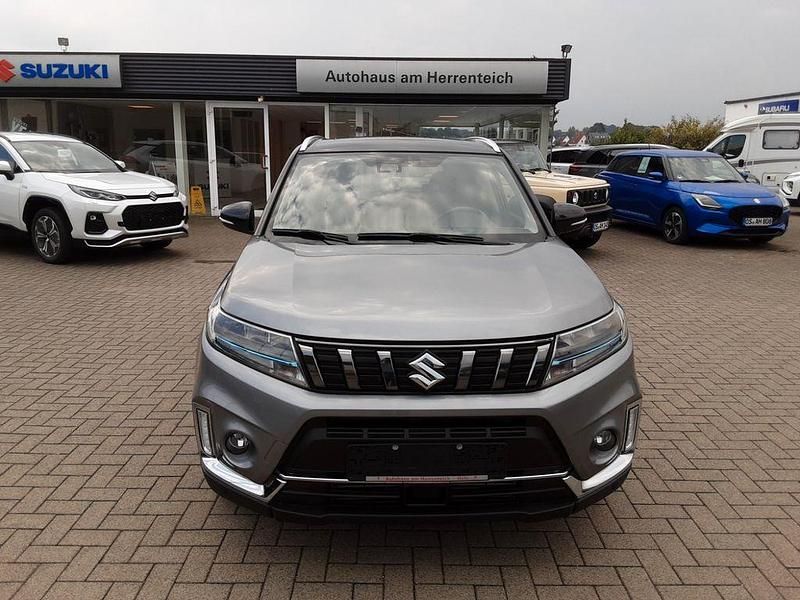 Grau Gebraucht 2021 Suzuki Vitara Comfort+ SUV | 19.990 € (Etwas zu teuer) - Bild 1/4