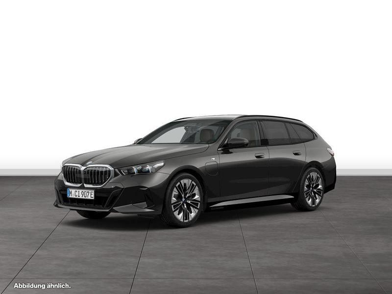 Gebraucht BMW 550e M Sport 489 PS (359 kW) 2025 Grau Kombi