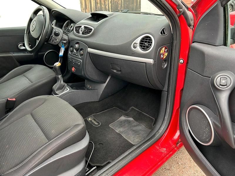 Gebraucht Renault Clio II Dynamique 75 PS (55 kW) 2009 Rot Limousine