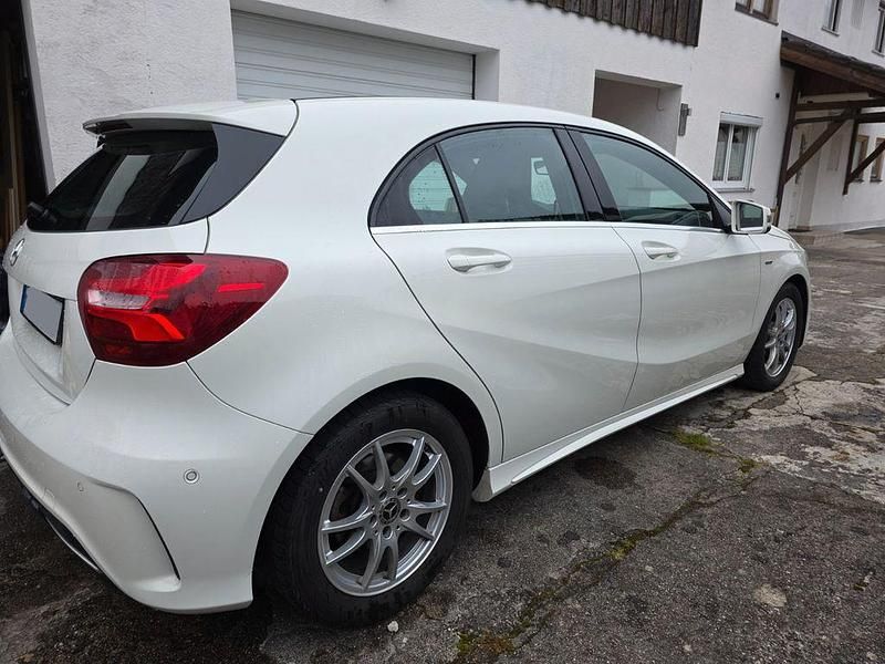 Weiß Gebraucht 2018 Mercedes A180 AMG line Limousine | 15.900 € (Superpreis) - Bild 1/4