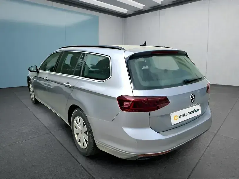 Gebraucht VW Passat 150 PS (110 kW) 2023 Silber Kombi