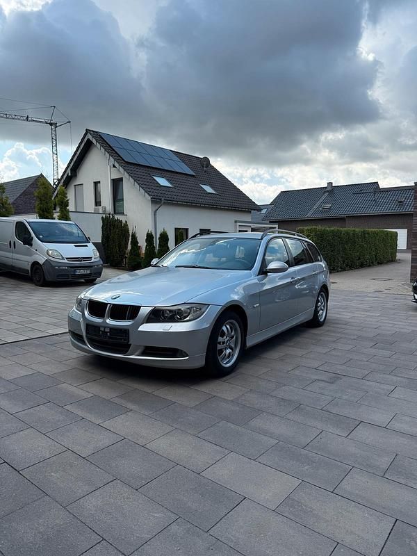 Silber Gebraucht 2009 BMW 320 Kombi | 3.800 € (Superpreis) - Bild 1/4