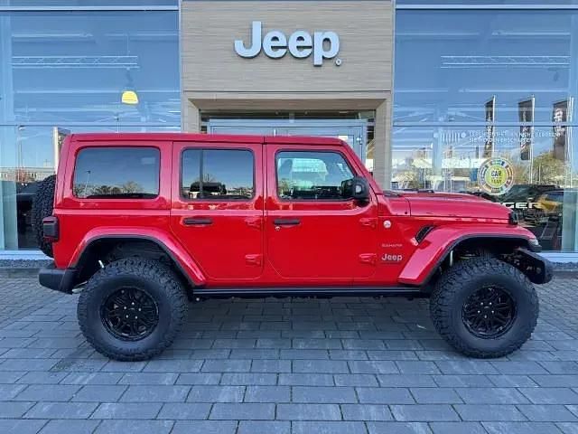 Firecracker red Neu 2025 Jeep Wrangler Sahara SUV | 69.999 € (Teuer) - Bild 1/4