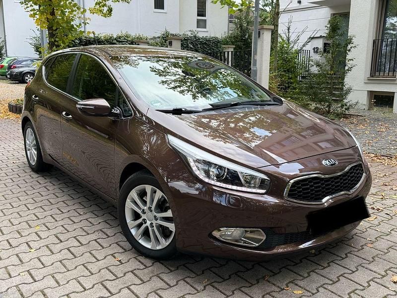 Braun Gebraucht 2014 Kia Ceed Spirit Limousine | 6.900 € (Fairer Preis) - Bild 1/4