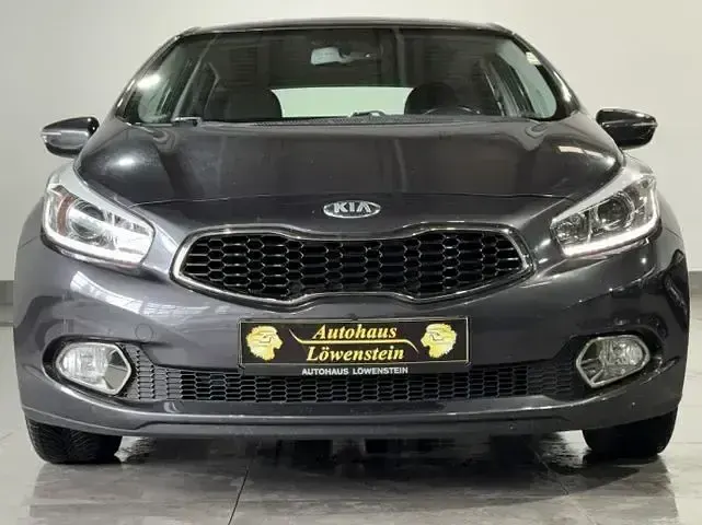 Gebraucht Kia Ceed Spirit 135 PS (99 kW) 2013 Grau Kleinwagen