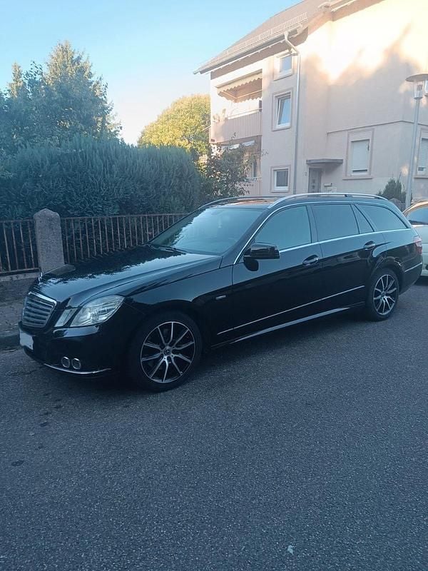 Schwarz Gebraucht 2010 Mercedes E250 Elegance Kombi | 5.900 € (Guter Preis) - Bild 1/4
