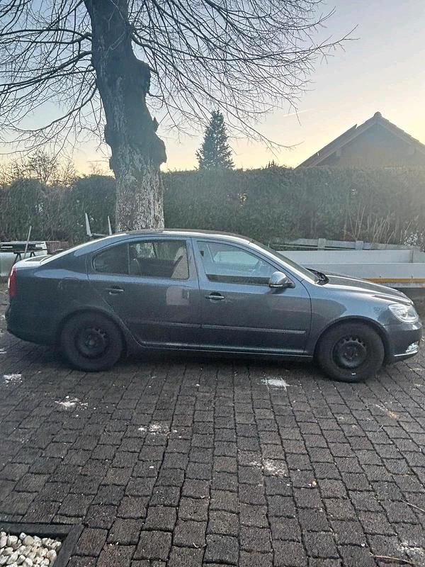 Gebraucht Skoda Octavia 90 PS (66 kW) 2011 Grau Limousine