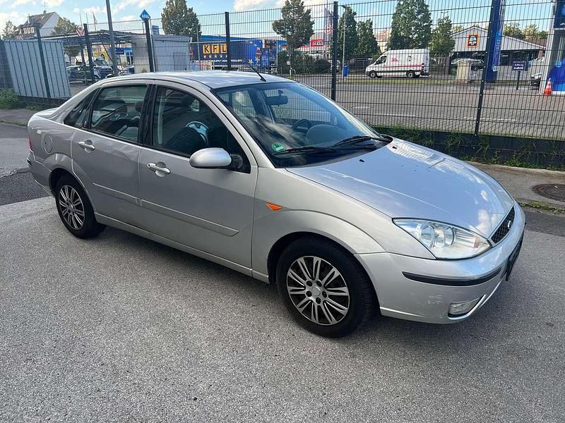 Gebraucht Ford Focus Ghia 131 PS (96 kW) 2003 Polarsilber metallic Limousine
