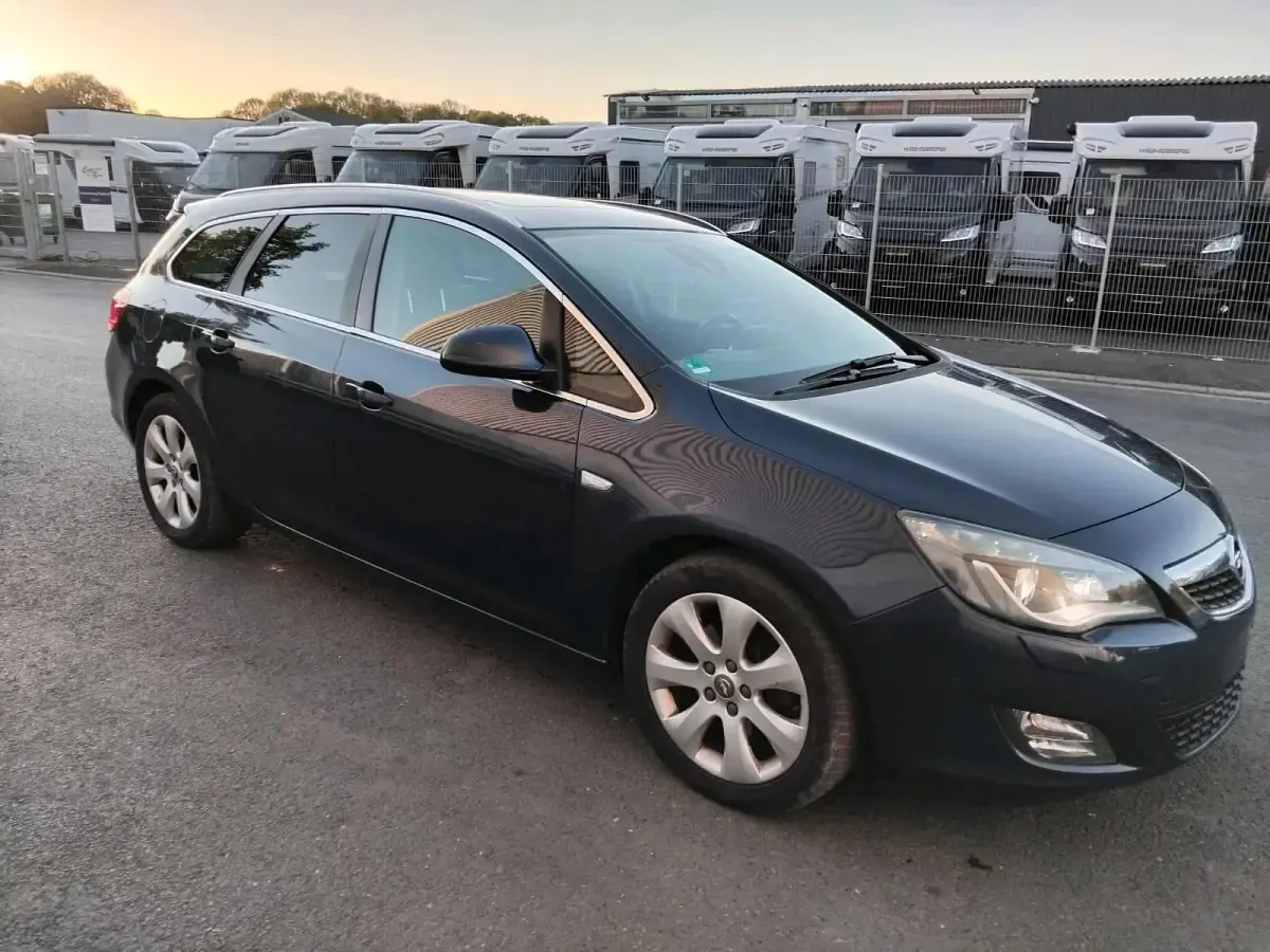 Gebraucht Opel Astra Sport 179 PS (131 kW) 2012 Blau Kombi