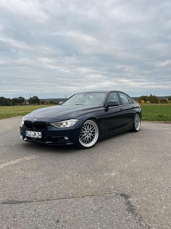 Gebraucht 2015 BMW 330 Luxury Line Limousine | 18.800 € (Fairer Preis) - Bild 1/4