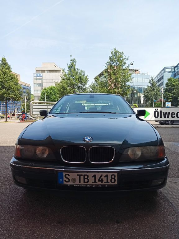 Grün Gebraucht 1999 BMW 528 Limousine | 5.281 € (Etwas zu teuer) - Bild 1/4