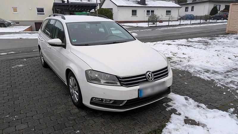 Weiß Gebraucht 2012 VW Passat Comfortline Kombi | 7.000 € (Fairer Preis) - Bild 1/4