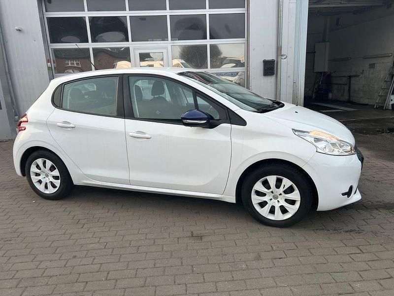 Gebraucht Peugeot 208 68 PS (50 kW) 2015 Weiß Kleinwagen
