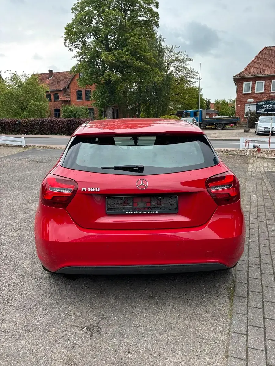 Używany Mercedes A180 122 KM (89 kW) 2017 Czerwony Sedan/Limuzyna