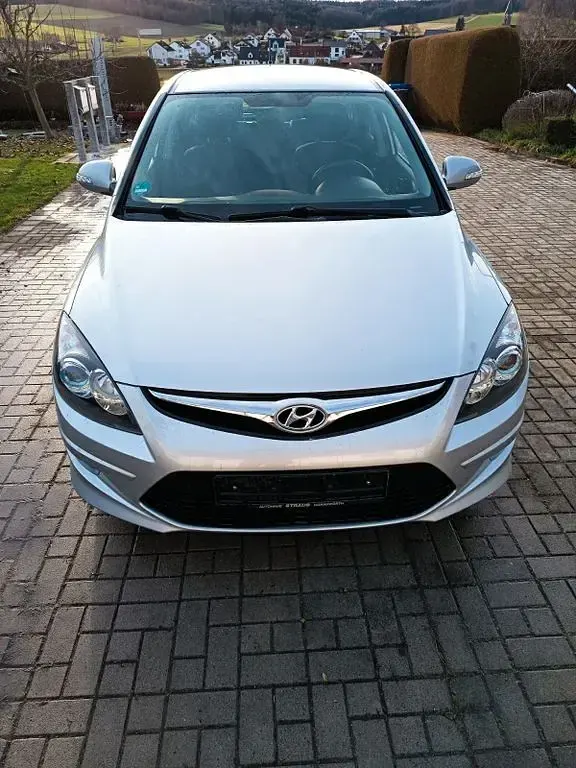 Second-hand Hyundai i30 Edition 109 CP (80 kW) 2011 Argintiu Berlinǎ