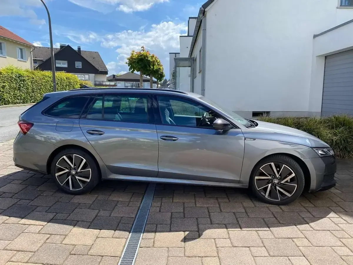 Gebraucht Skoda Octavia SportLine 150 PS (110 kW) 2024 Grau Kombi