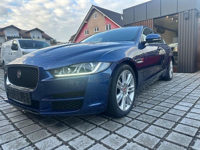 Gebraucht Jaguar XE Prestige 179 PS (131 kW) 2016 Blau Limousine