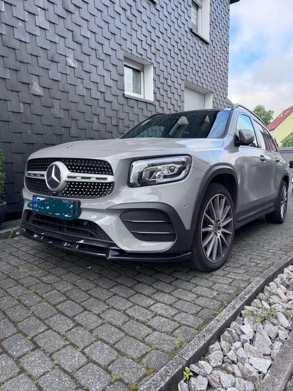 Grau Gebraucht 2021 Mercedes GLB220 AMG line SUV | 32.900 € (Fairer Preis) - Bild 1/4