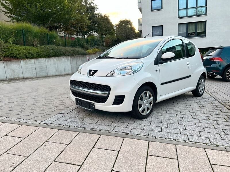Weiß Gebraucht 2011 Peugeot 107 Filou Kleinwagen | 3.199 € (Etwas zu teuer) - Bild 1/4