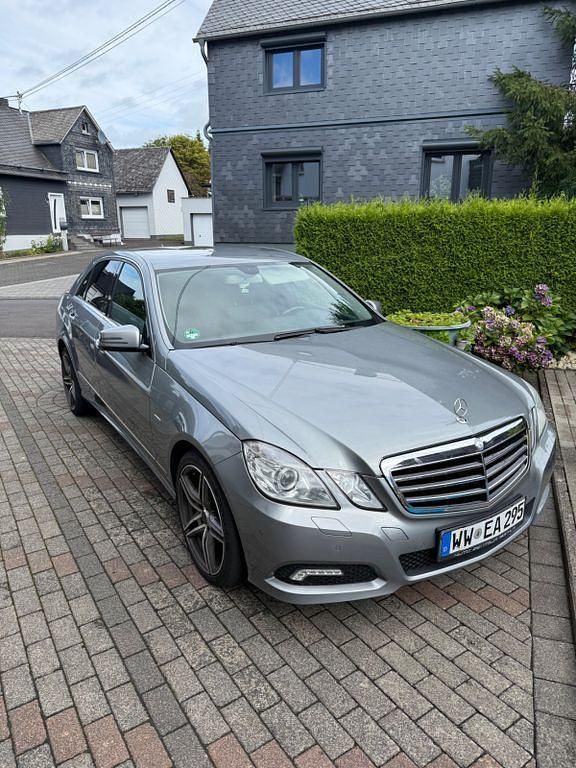 Grau Gebraucht 2010 Mercedes E200 Limousine | 7.500 € (Fairer Preis) - Bild 1/4