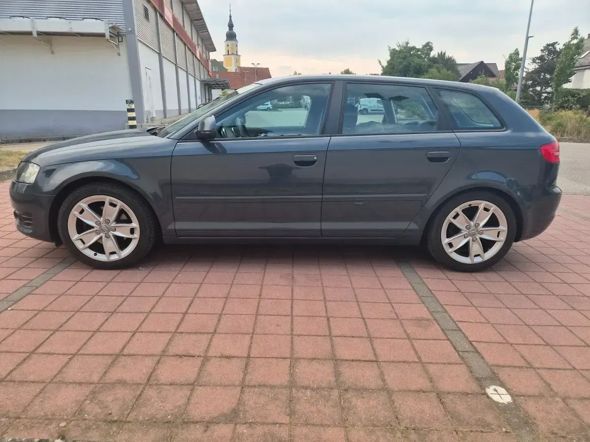 Gebraucht Audi A3 Sportback Sport 125 PS (91 kW) 2010 Grau Kleinwagen
