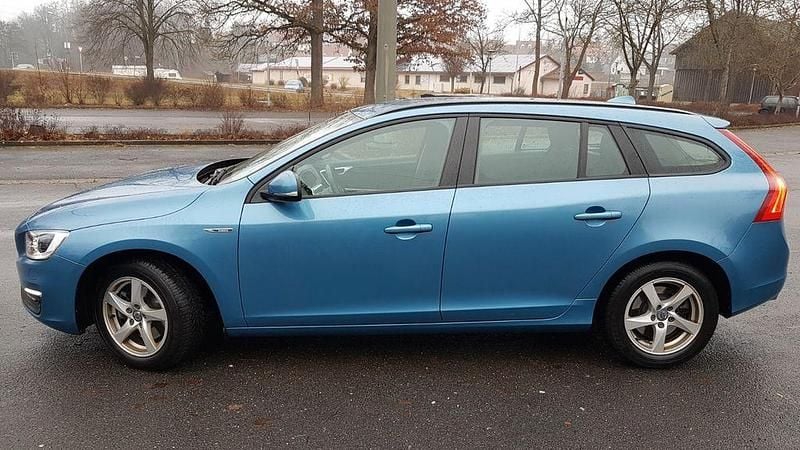 Gebraucht Volvo V60 Business Edition 190 PS (139 kW) 2017 Blau Kombi