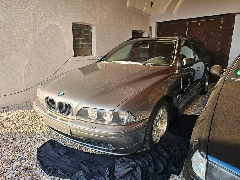 Grau Gebraucht 2003 BMW 525 Lifestyle Kombi | 14.850 € - Bild 1/4