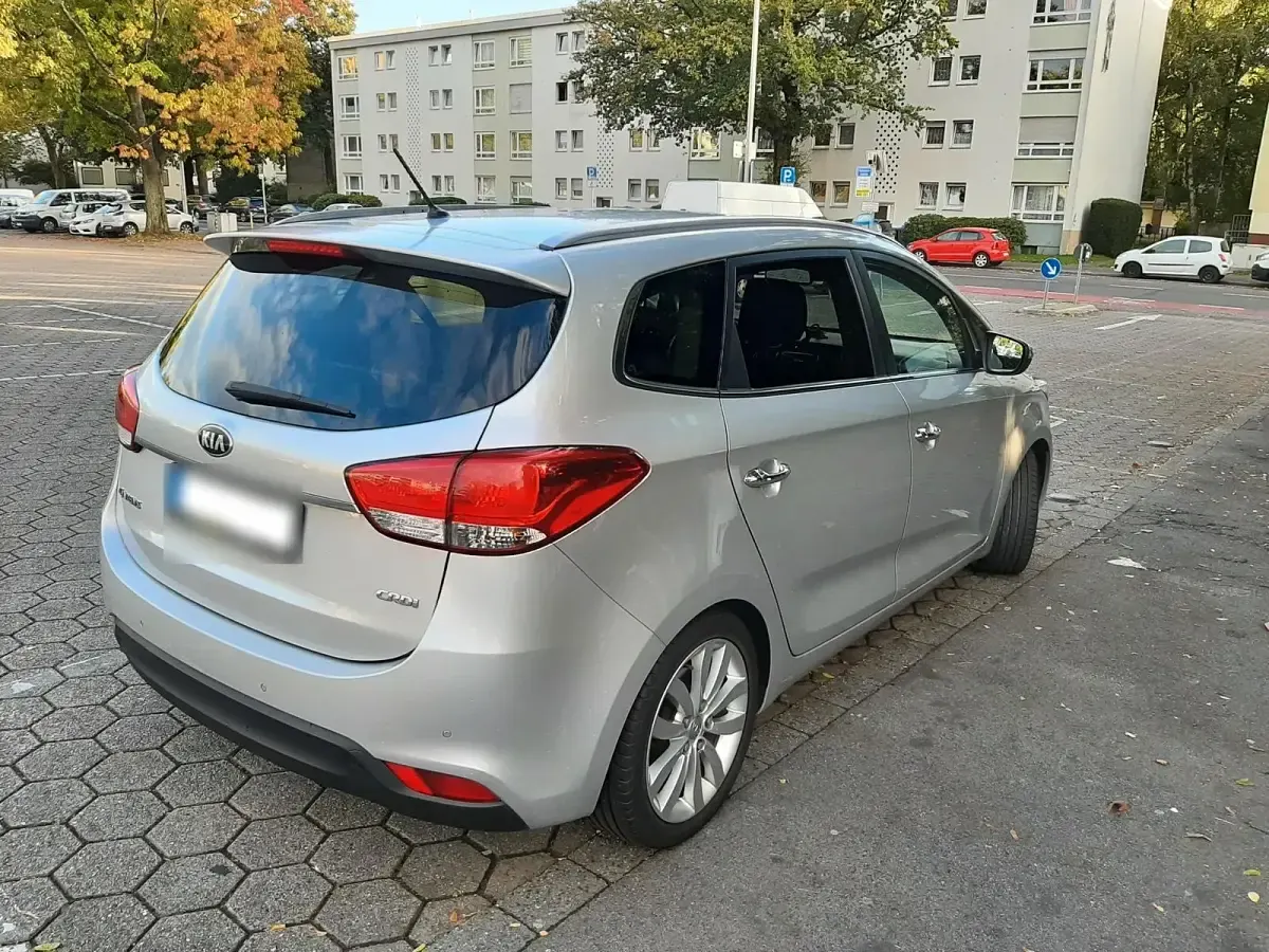 Gebraucht Kia Carens 2014 Silber Van / Kleinbus