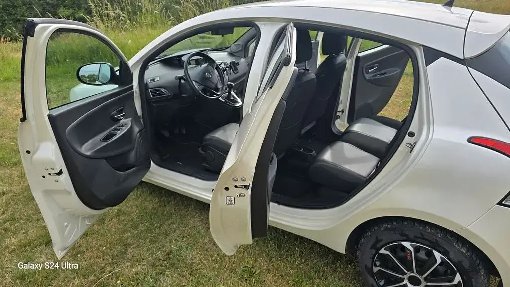 Gebraucht Lancia Ypsilon Gold 86 PS (63 kW) 2012 Weiß Kleinwagen