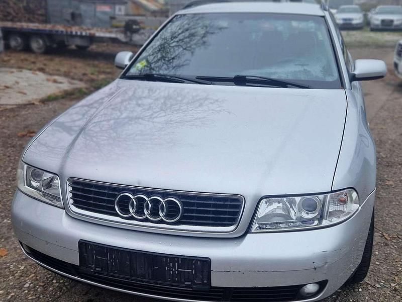 Grau Gebraucht 2001 Audi A4 Kombi | 1.600 € (Superpreis) - Bild 1/4