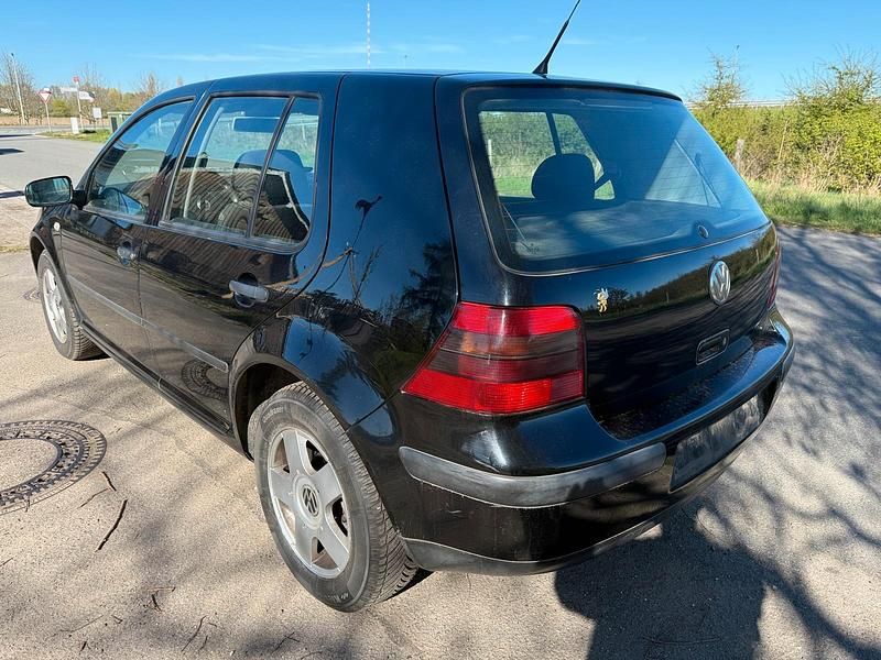 Second-hand VW Golf IV 105 CP (77 kW) 2000 Negru Hatchback
