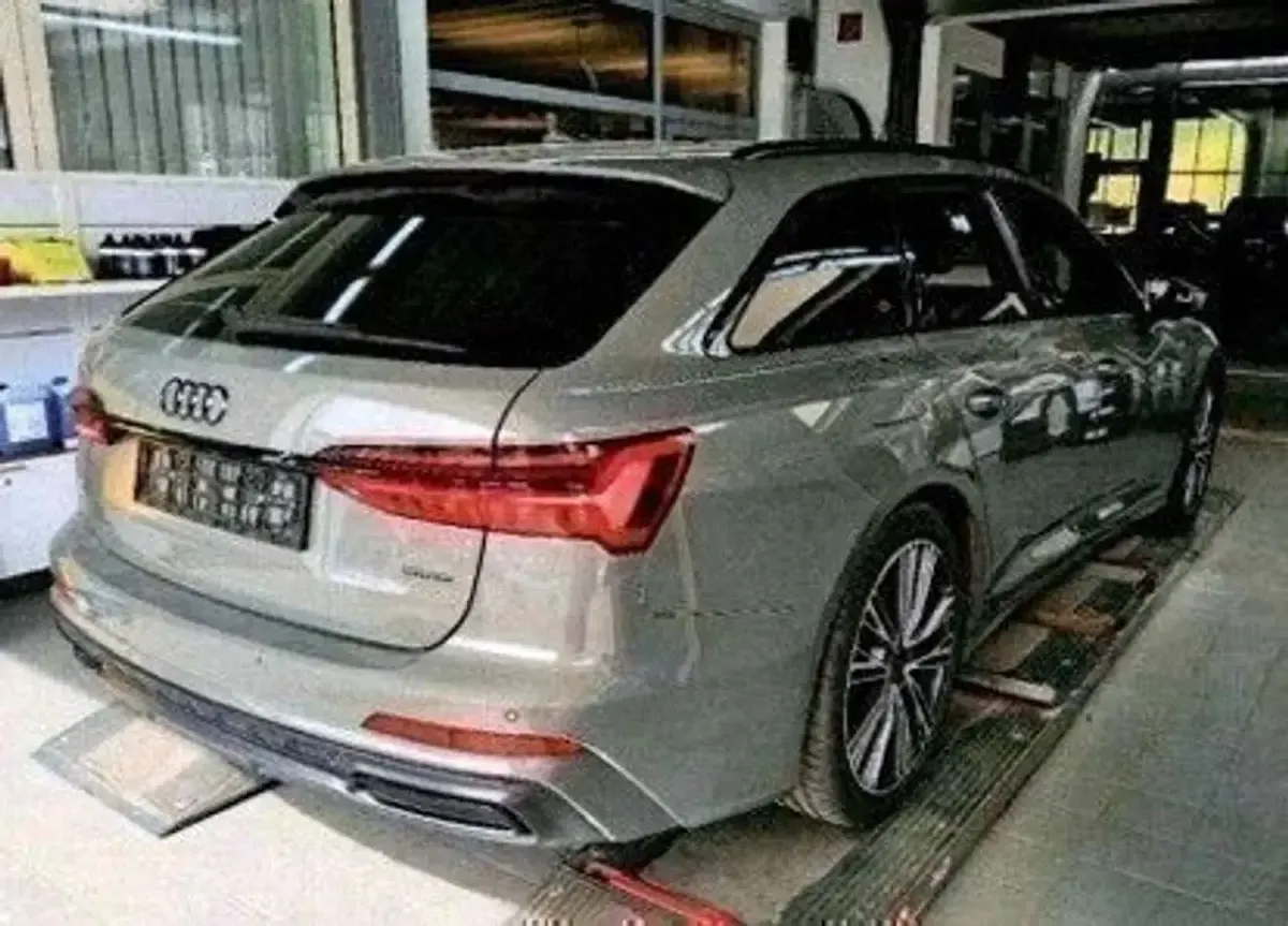 Gebraucht Audi A6 Sport 367 PS (269 kW) 2023 Grau Kombi