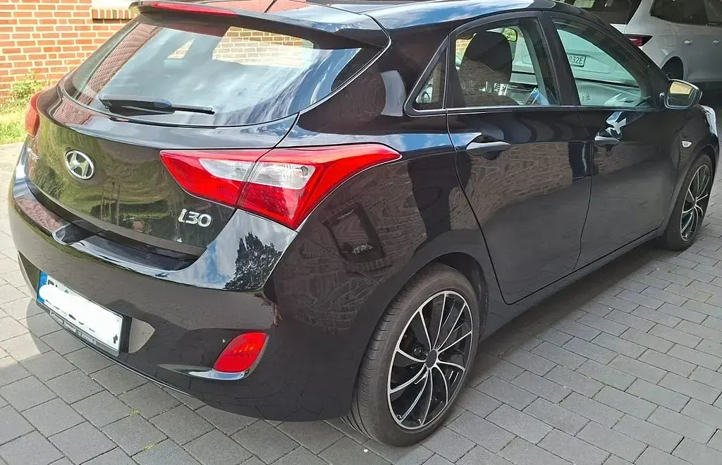 Gebraucht Hyundai i30 Classic 99 PS (72 kW) 2013 Schwarz Limousine