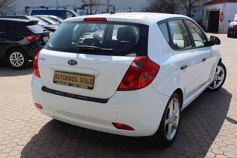Gebraucht Kia Ceed LX 109 PS (80 kW) 2008 Weiß Kleinwagen