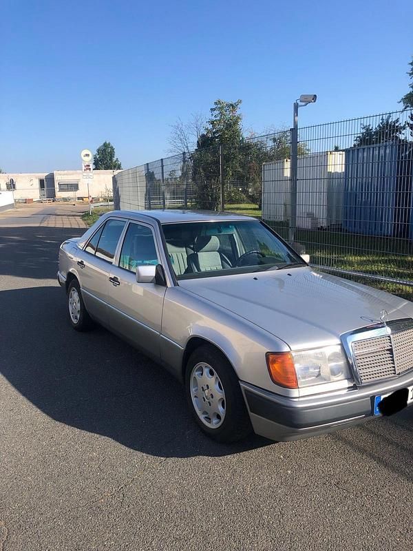 Gebraucht Mercedes E230 136 PS (100 kW) 1991 Silber Limousine