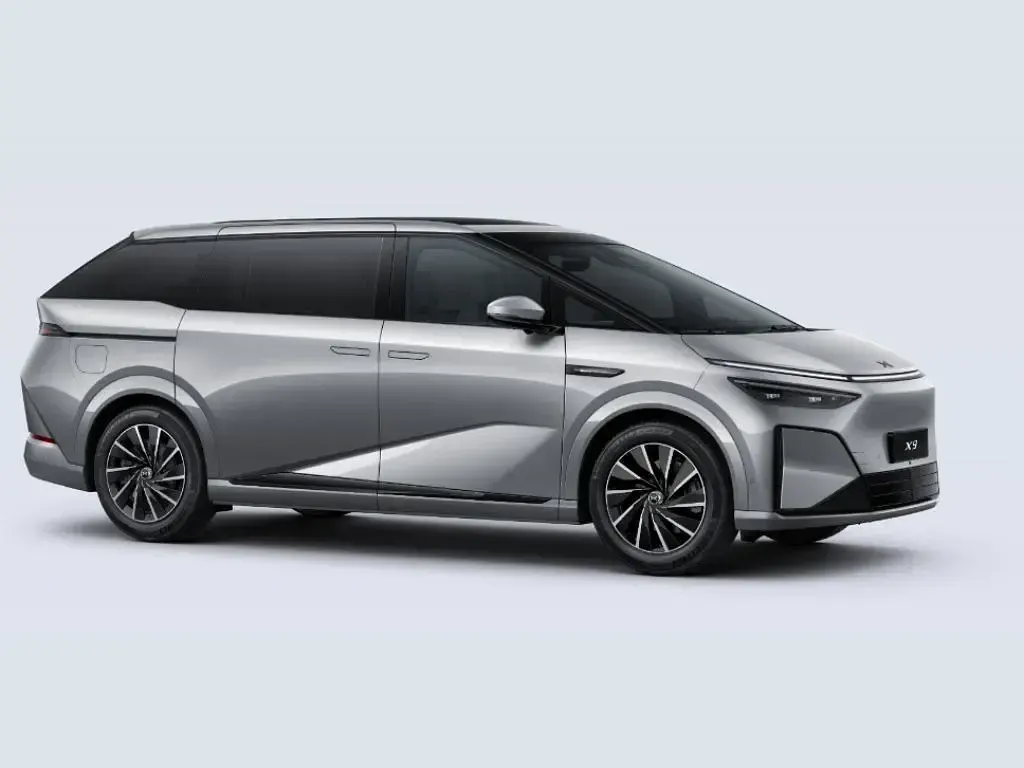 Neu XPENG X9 235 kW (320 PS) 2026 Silber frost silver Van / Kleinbus