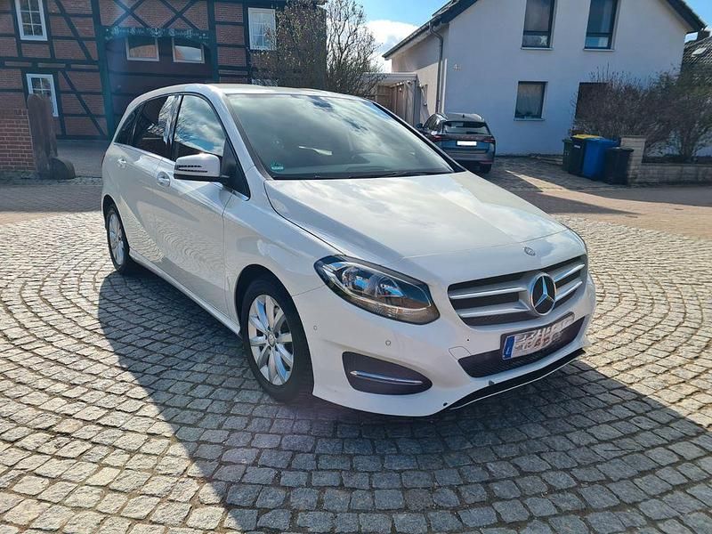 Gebraucht Mercedes B180 122 PS (89 kW) 2017 Weiß Van / Kleinbus