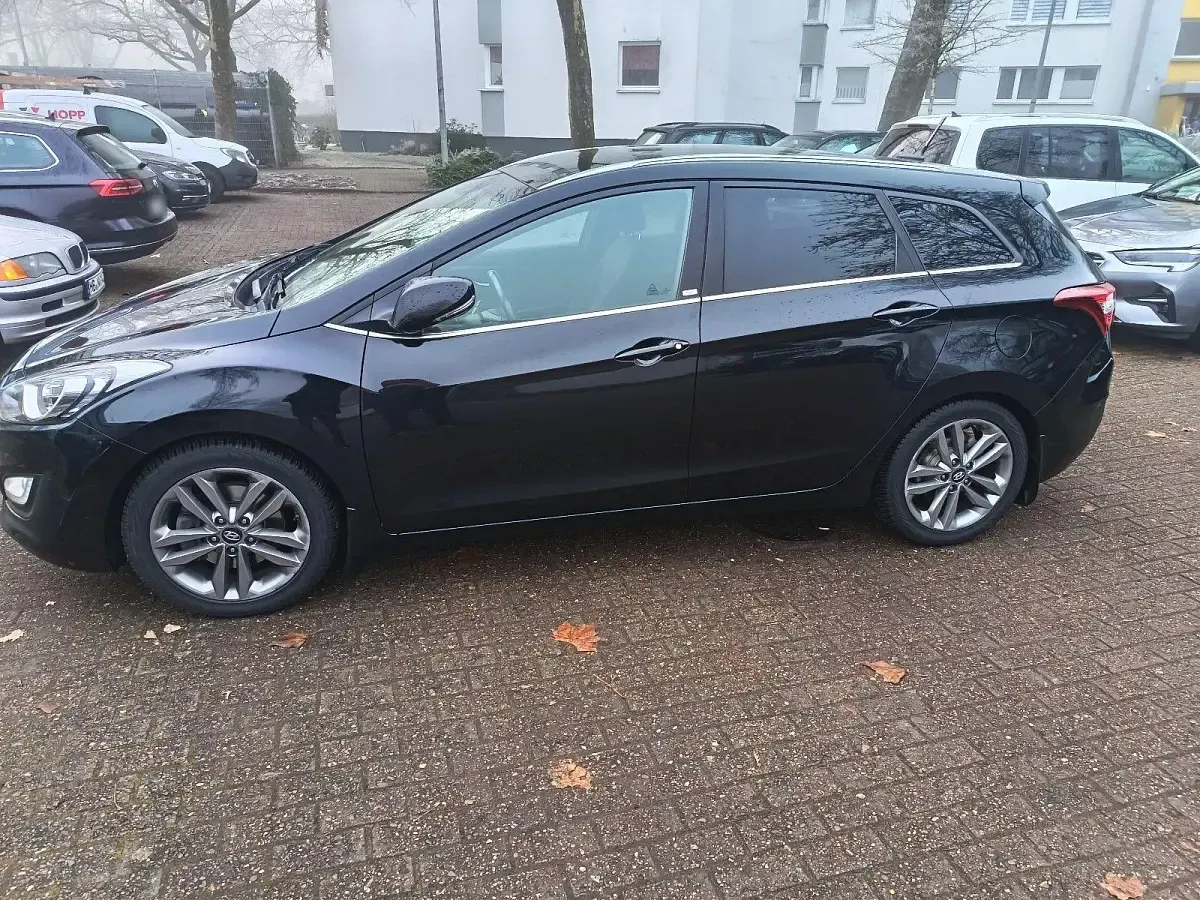 Gebraucht Hyundai i30 Passion 135 PS (99 kW) 2016 Schwarz Kombi